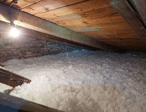 Zateplení stropu rodinného domu pomocí foukané izolace